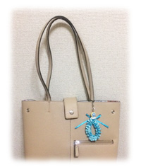 作成したストラップを、バックに付けてみました！